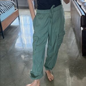 Lululemon Lightweight Adjustable Mid-Rise Cargo Pant